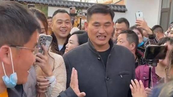 朱之文|同样是农民出身，小岳岳比大衣哥更有钱，为何没被当成“提款机”