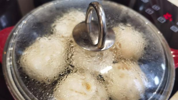 山东10岁女孩给小阳人父母做饭，网友羡慕不已：你是来报恩的吗？