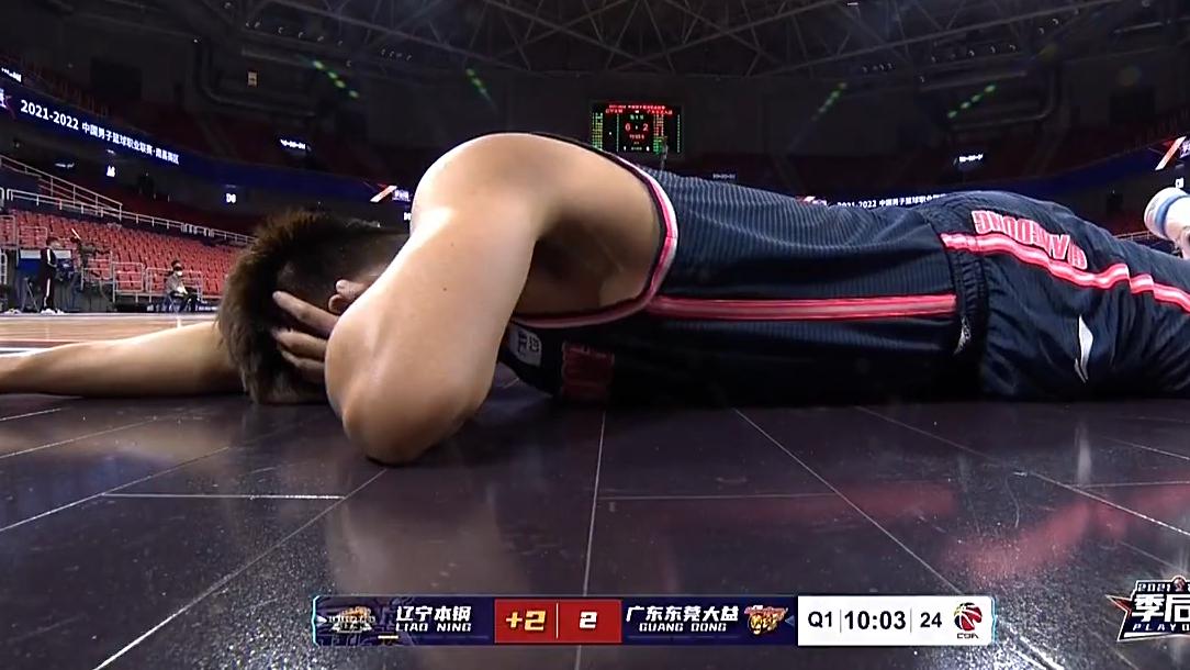 广东男篮|开场116秒赵睿受伤！上篮遭韩德君肘击当场重摔伤退，裁判杨宏峰没吹哨