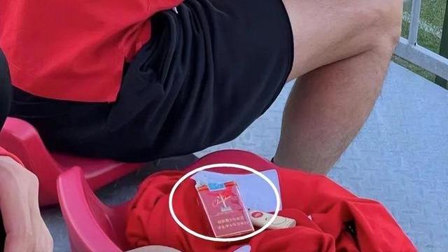 英超|郜林否认香烟是自己的！李璇：为流量烂心肠，拿这黑球员真没脑子