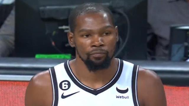 三巨头来了，欧文助攻西蒙斯暴扣，哈登恩比德观战，篮网反击犀利