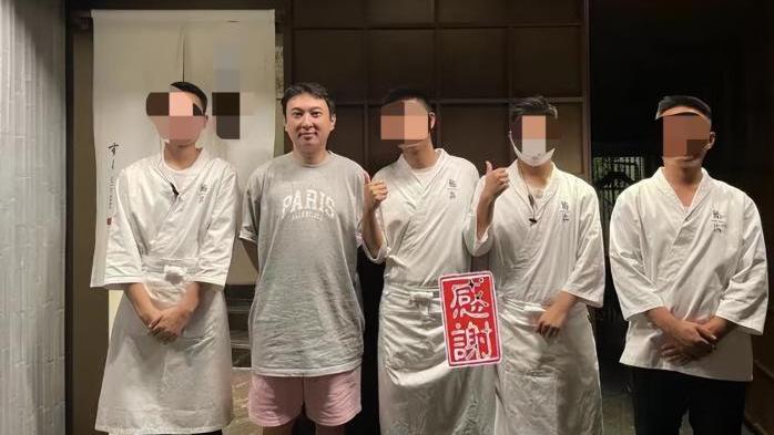 高圆圆|王思聪带美女吃日料！身穿5000元T恤太豪气，女伴穿着清凉露长腿