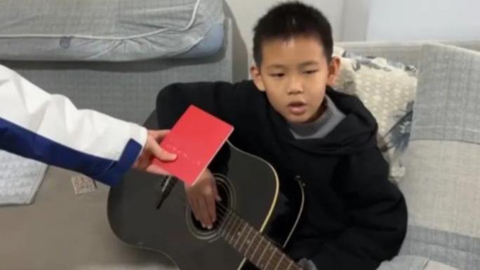 |太低调？孙妈妈晒小儿子孙辉深夜唱歌画面，网友称孙辉有望成巨星