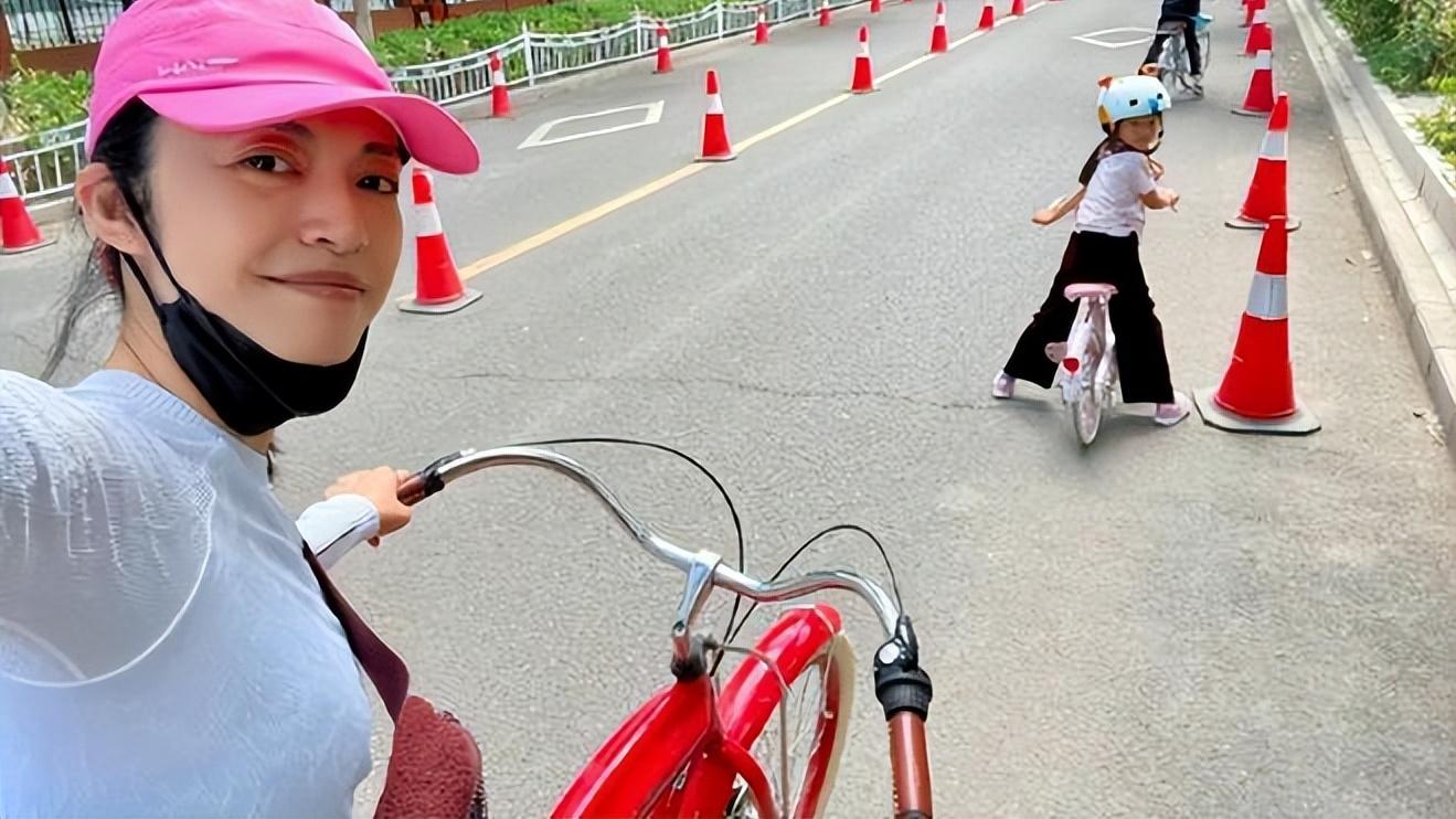 姚晨|42岁姚晨现身医院被拍！穿紧身裤大腿显粗壮，小腹凸出略微发福