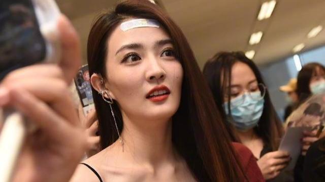 徐璐|27岁徐璐被网友晒合影，浓妆之下差距大，网友：险些认不出