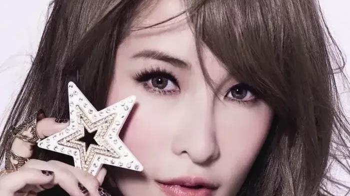 萧亚轩|萧亚轩首度公开被狗咬后素颜照，即使做了修复手术，脸部明显凹凸不平