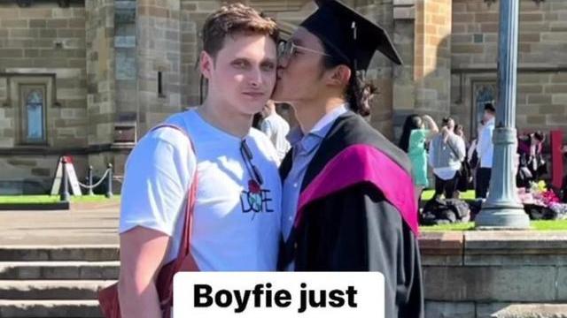 马德钟|马德钟23岁儿子晒大学毕业照，与男性友人亲密合照，亲吻对方脸颊