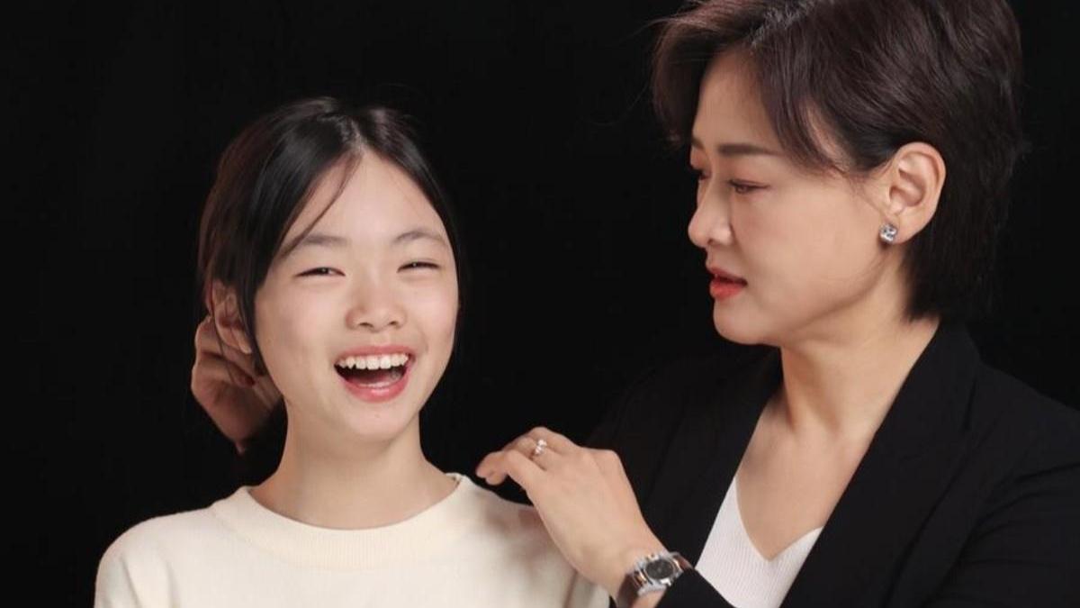 李小萌|前央视主播李小萌晒写真，女儿气质佳五官不似妈妈，老公从未露面