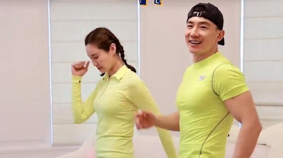 刘畊宏|刘畊宏夫妇录节目被偶遇，真实身材引关注，网友：跟直播间差别大