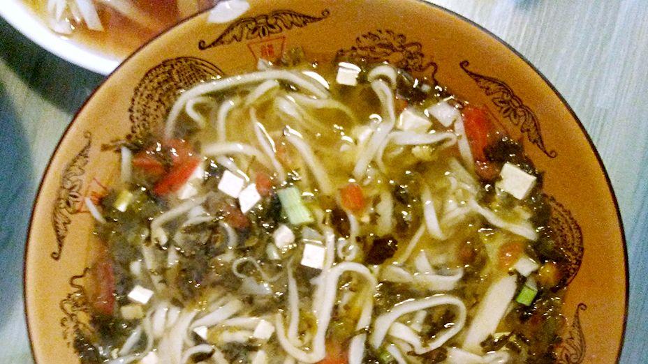 馄饨|一对姐妹花将一个小店铺经营的吃客如潮，她们靠的是什么呢