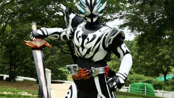 |假面骑士奇美拉的定位和塞壬相似，变身者超多，狩崎也要变身？