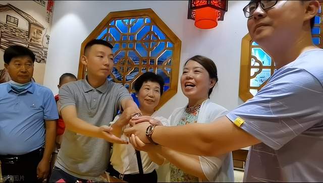 妮基·希尔顿|田静晒奇奇悦悦唱歌视频，称孩子五音不全，网友评论这点没随许敏