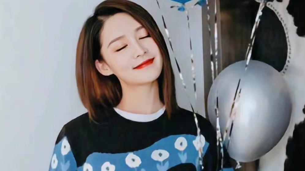 李沁|李沁太会穿了，黑色卫衣搭配黑色短裤，清爽利落，减龄又时尚