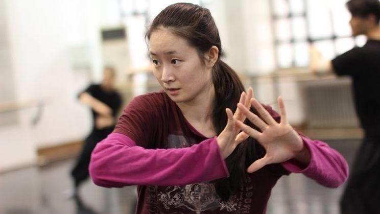 赵本山|因太漂亮被赵本山换掉, 登过4次春晚舞台, 如今被评为国家一级演