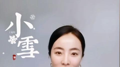 李思思：造型显老气，小雪时节穿“黑衬衣搭坎肩”宛如闲人马大姐