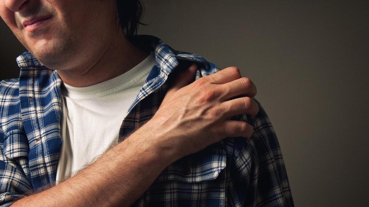 便秘|中老年人常肩痛，肩痛就是肩周炎？肩周炎不用治就能好？警惕谣言