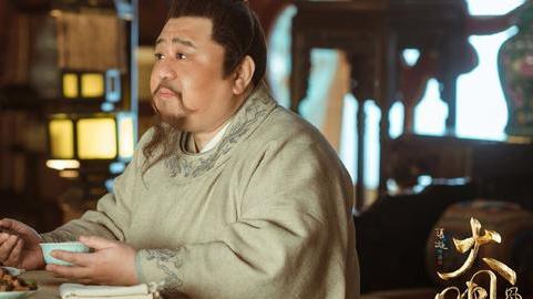 梁冠华|凭借《神探狄仁杰》成功出圈，身材曾经胖到两百斤，幸亏娶了个大美女