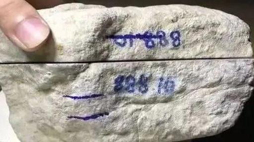 翡翠|花130万拿下的翡翠原石，手镯不要，竟全切车珠子，钱多任性！