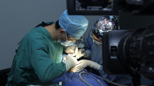 口腔健康|种一口牙等于买辆宝马？患者直呼种不起，种牙乱象知多少？