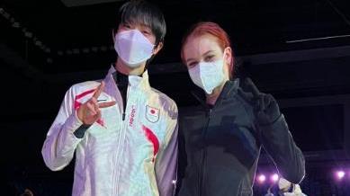 羽生结弦|超甜！莎莎合影羽生结弦，冬奥冠军太暖心：把帽子让给中国朋友
