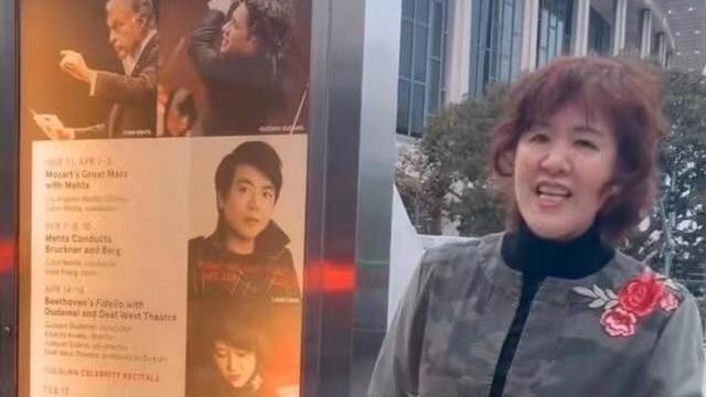 穿衣搭配 62岁郎平罕见公开亮相！参加音乐会尝试女人味造型，烫卷发不敢认