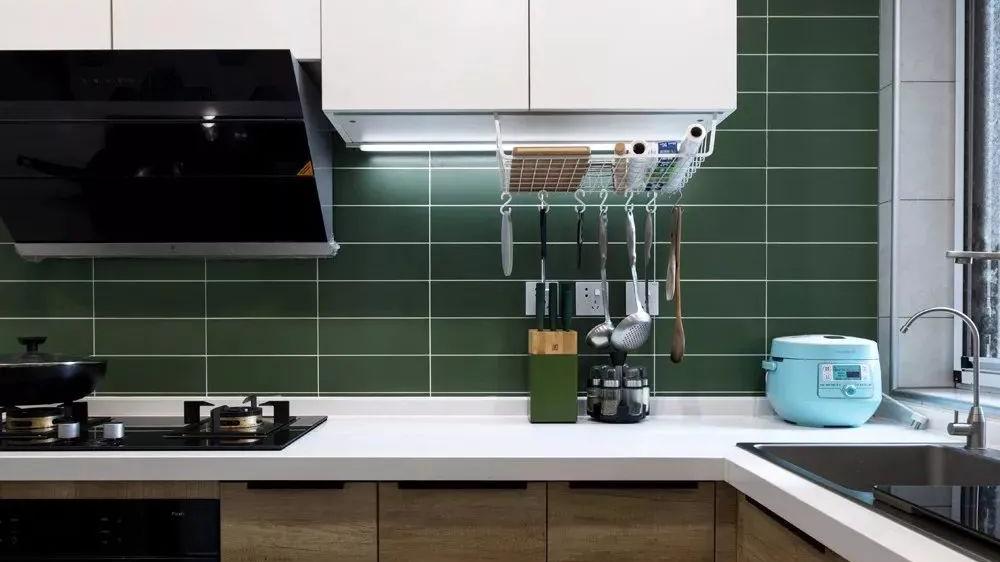 橱柜台面别傻傻装大理石不锈钢了，有钱人都流行装这种，太实用了