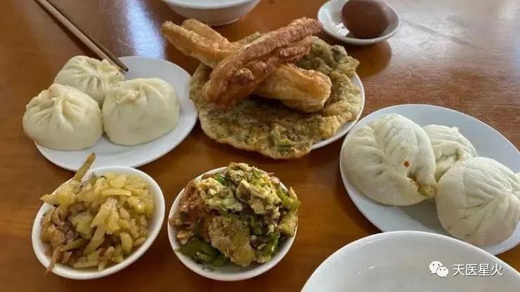 鼻炎|早餐只喝牛奶错了 ！4种不恰当的早餐，越吃越不健康！