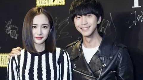 杨幂|杨幂西装配黑丝，经典幂式穿搭秀美腿，少女感十足看不出是7岁孩她妈