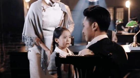 董璇|董璇女儿比甜馨都厉害！演戏哭得梨花带雨太心疼，穿裙装尽显千金范