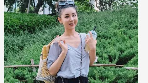 李小萌|辣妈李小萌晒近照，生下二胎半年恢复孕前身材，排骨胸吸睛十足