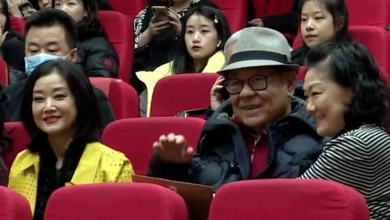 |54岁宋祖英罕见露面，近照发福但仍旧优雅，一袭黄衣还像小姑娘