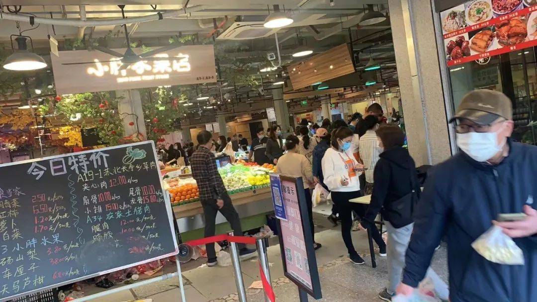 隔离|那些被隔离的上海人：会玩手机的老年人，不怕“断药”；没法线下面试的大学生，难找