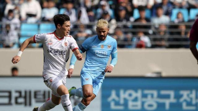 全北现代|全北现代赛季表现不佳，东京FC豪门没落，川崎前锋主场赢球艰难