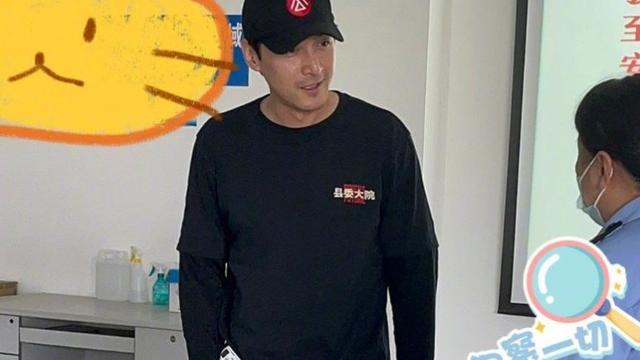 胡歌|胡歌近况曝光，不好好拍戏，竟被网友偶遇考驾照？
