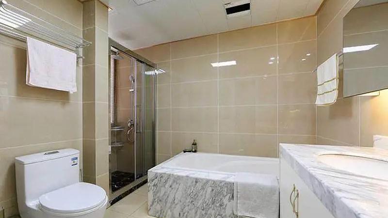 卫生间墙砖底下记得留空一排，有经验的工人都懂，回家我也这样装