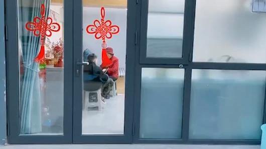 山东一女子将楼下车库改造成公寓，装修好给妈妈住，网友议论纷纷