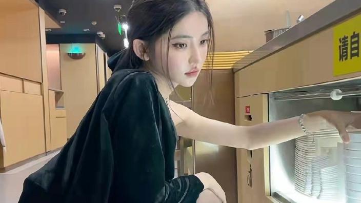 整容|变性网红李由走红，整容前照片曝光，网友：美商确实高