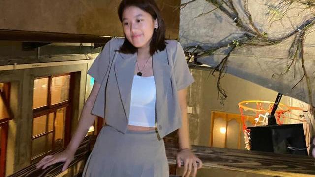 贾静雯|贾静雯大女儿晒近照，西装短裙显成熟，长腿吸睛