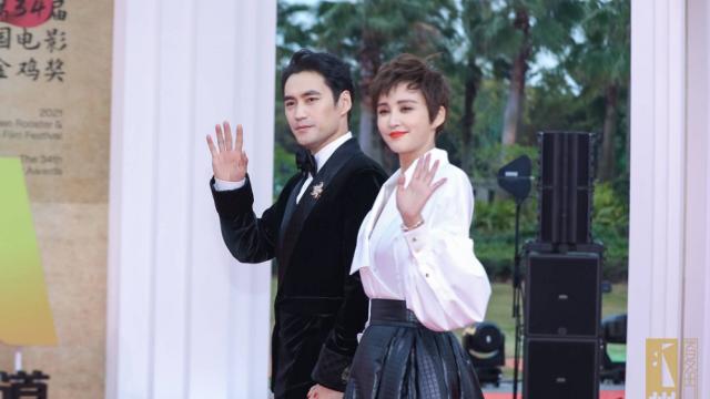 李宇春|金鸡奖：关晓彤礼服又没选对，金晨也太美了，李宇春穿了个啥