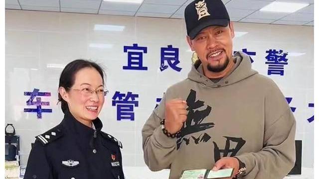 晋松|48岁晋松驾校增驾，红头盔绿马甲脚蹬三轮，看清面部表情笑不活了