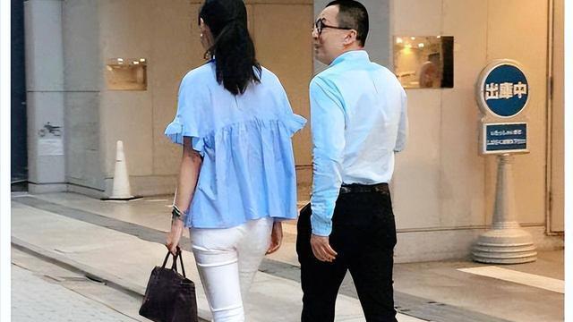 梁洛施|梁洛施和李泽楷分手后，带着三子去加拿大生活，李嘉诚为何会同意