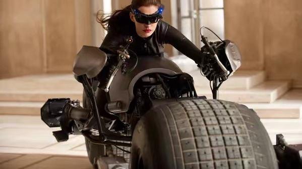 安妮·海瑟薇|39岁安妮海瑟薇带娃出游，一身休闲西装活力十足，娃也笑得很开心