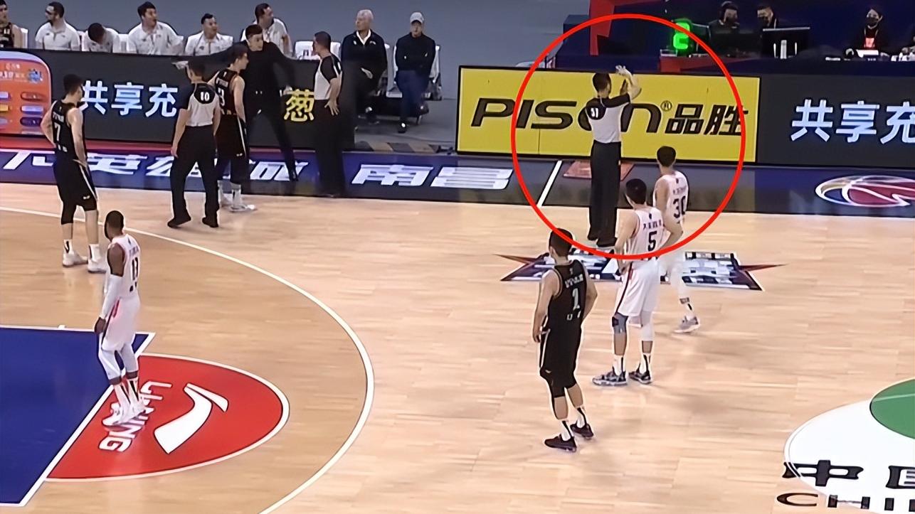 杨鸣|CBA争议判罚！杨鸣央求无果，莫兰德被赖踢饮水机吃T，委屈离场！