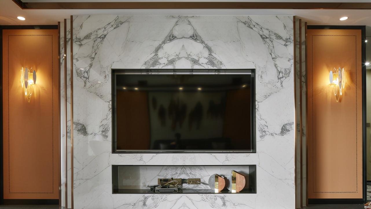 200平现代风四居室，三层叠级的方式背景墙+内置壁龛很别致