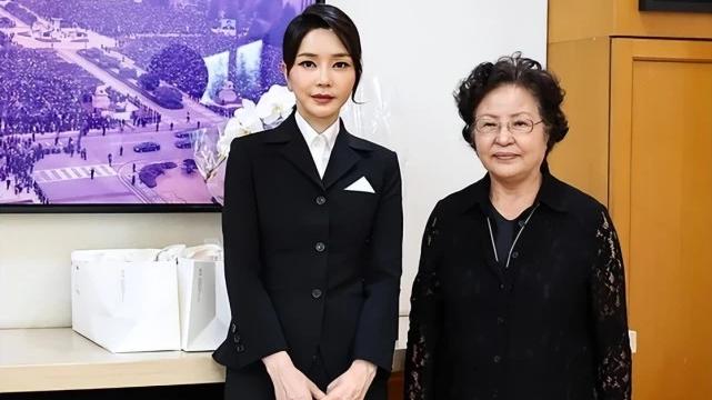 襄阳|金建希就任后罕见底气不足！穿衬衫陪总统老公像秘书，气质上大变