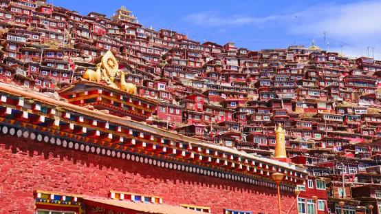 |川西色达高原风貌秀丽，拥有最大的藏传佛教学院，用信仰影响你