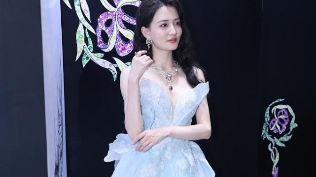 徐璐|徐璐这造型很有“女仆感”，红黑纱裙走暗黑路线，但显得腿好长啊