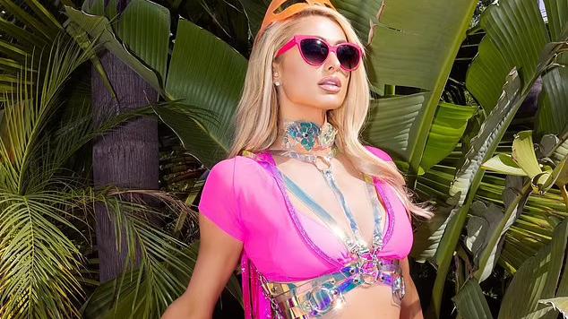 帕丽斯·希尔顿|41岁希尔顿晒穿粉色镂空套装照片，宛如人间芭比，婚后慢慢安全感