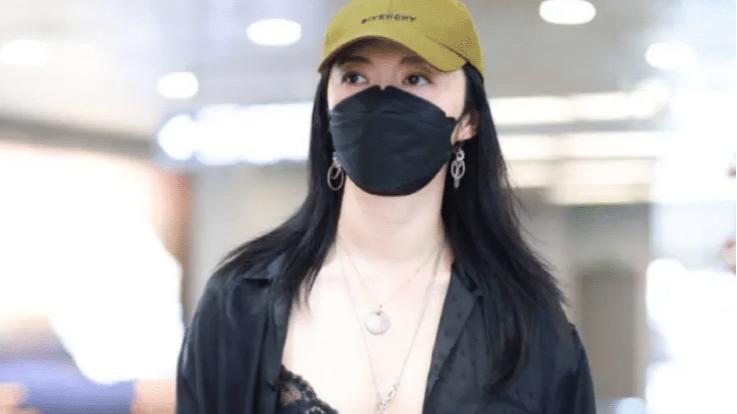 姚晨|42岁姚晨近照曝光，穿镂空吊带搭皮裙性感火辣