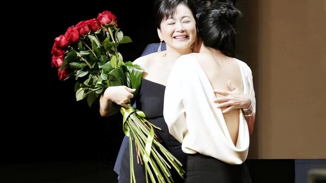 林青霞|林青霞罕见带女儿亮相，盘发优雅高贵，女儿五官平淡太像爸爸
